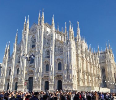 Dom von Mailand vor strahlend blauem Himmel, davor jede Menge Menschen. © privat