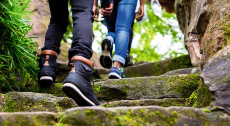 Wandern durch die Natur © Kzenon - stock.adobe.com