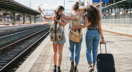 Klassenfahrt Bahn Mädchen am Bahnsteig © Adobe Stock