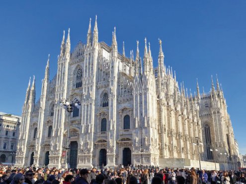 Dom von Mailand vor strahlend blauem Himmel, davor jede Menge Menschen. © privat