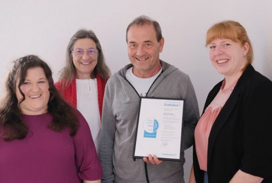 Schuster Reisen Team mit Creditreform Urkunde