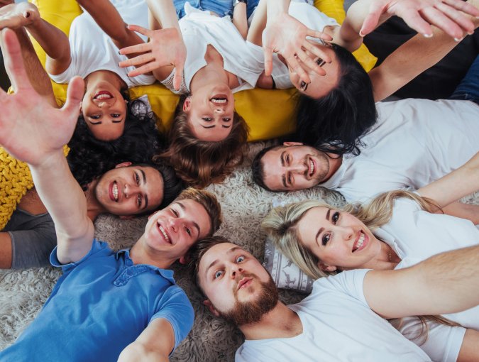 Selfie mit Freunden © standret - stock.adobe.com